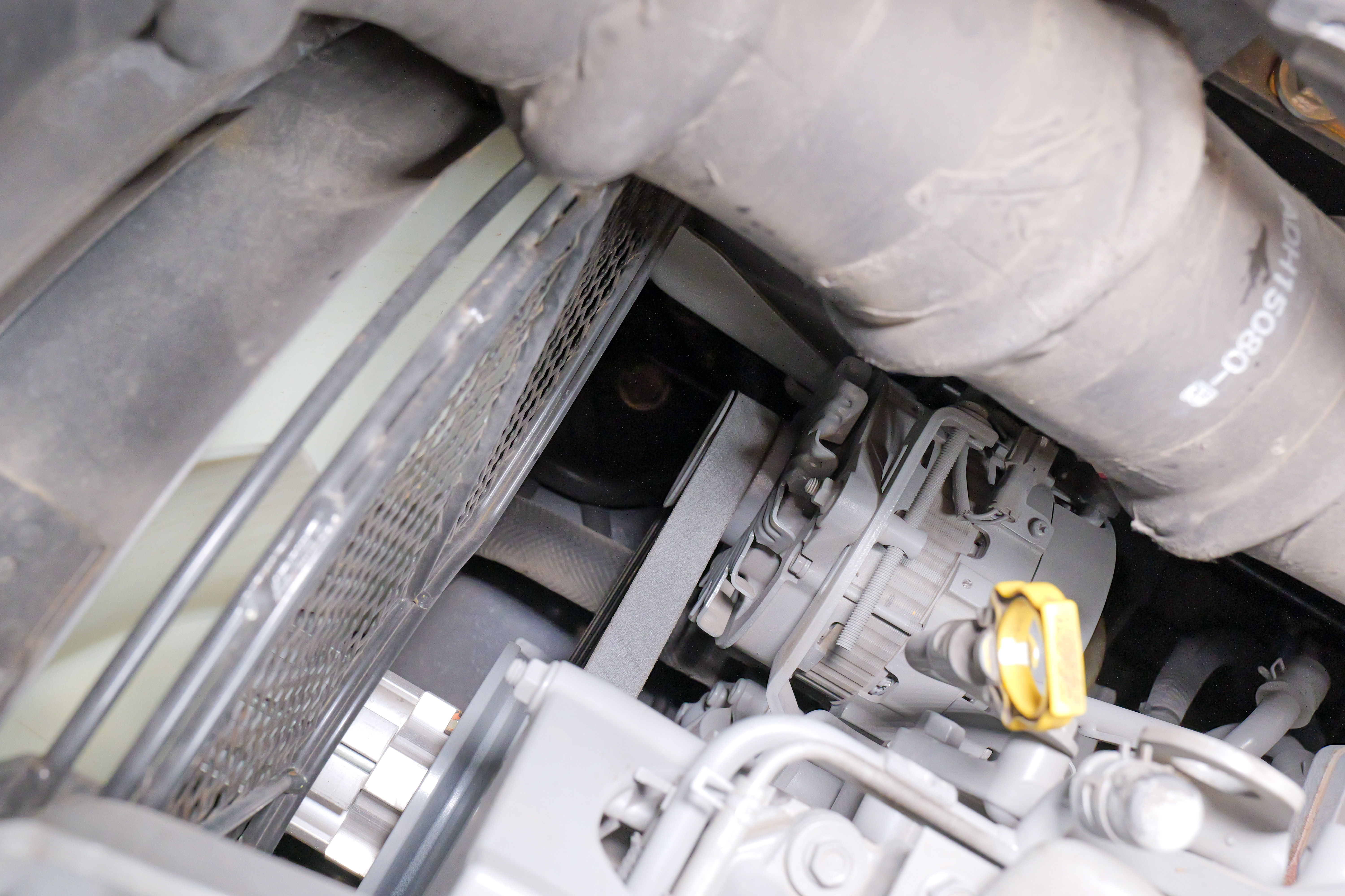 住友建機販売メンテナンス　Vベルト張り・摩耗