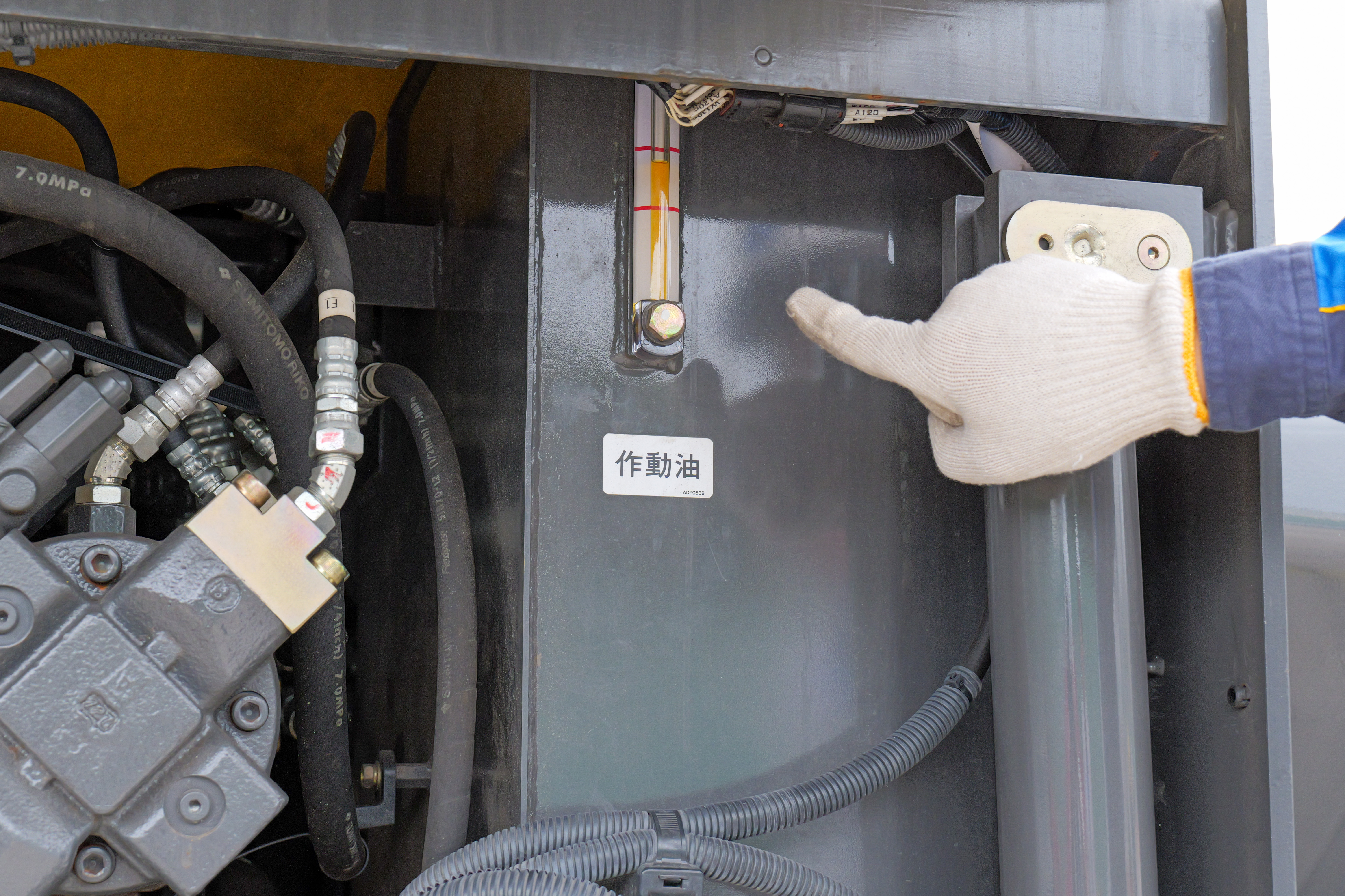 住友建機販売メンテナンス　作動油タンクの油量点検 （3）