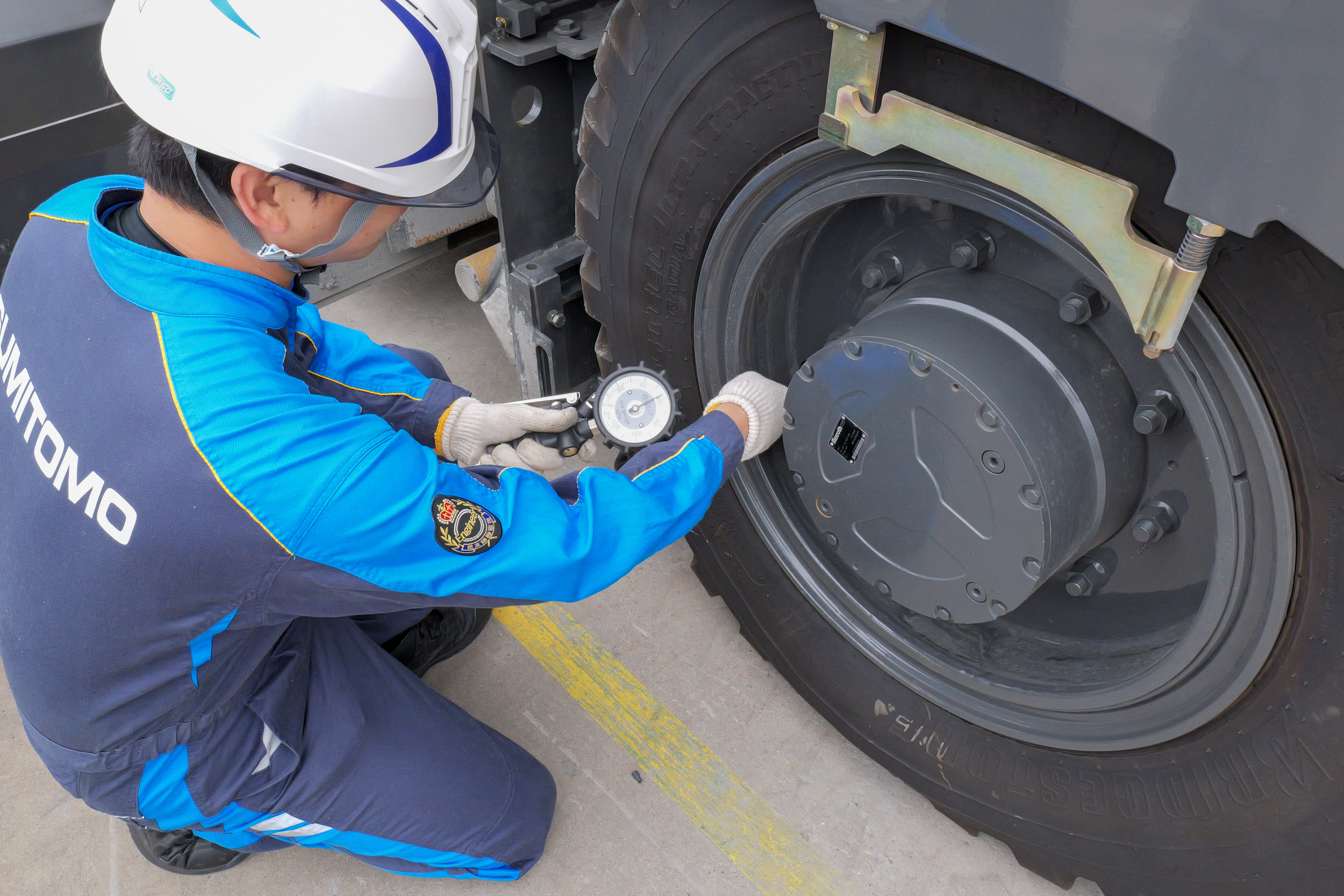 住友建機販売メンテナンス　タイヤの点検