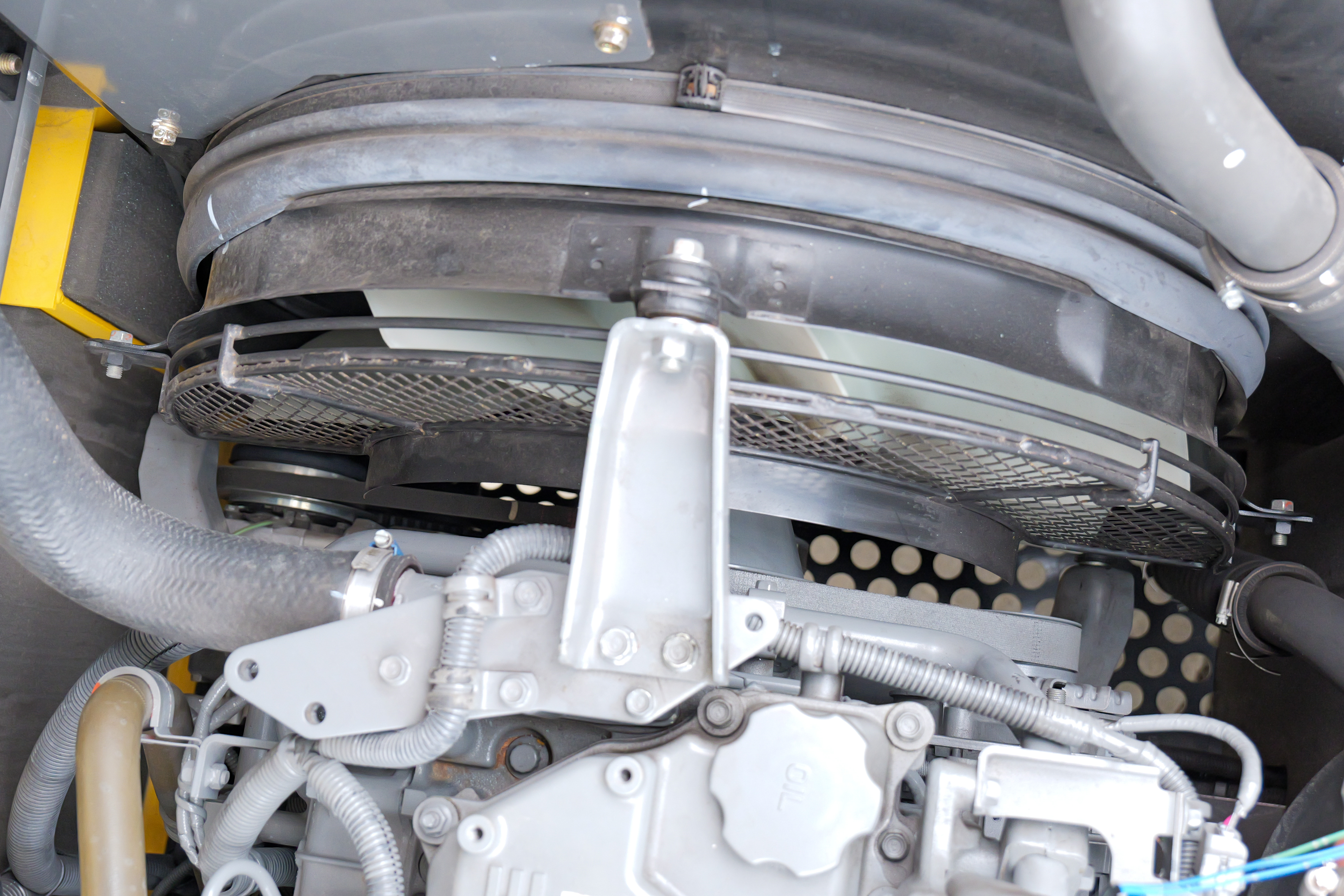 住友建機販売メンテナンス　Vベルト張り・摩耗