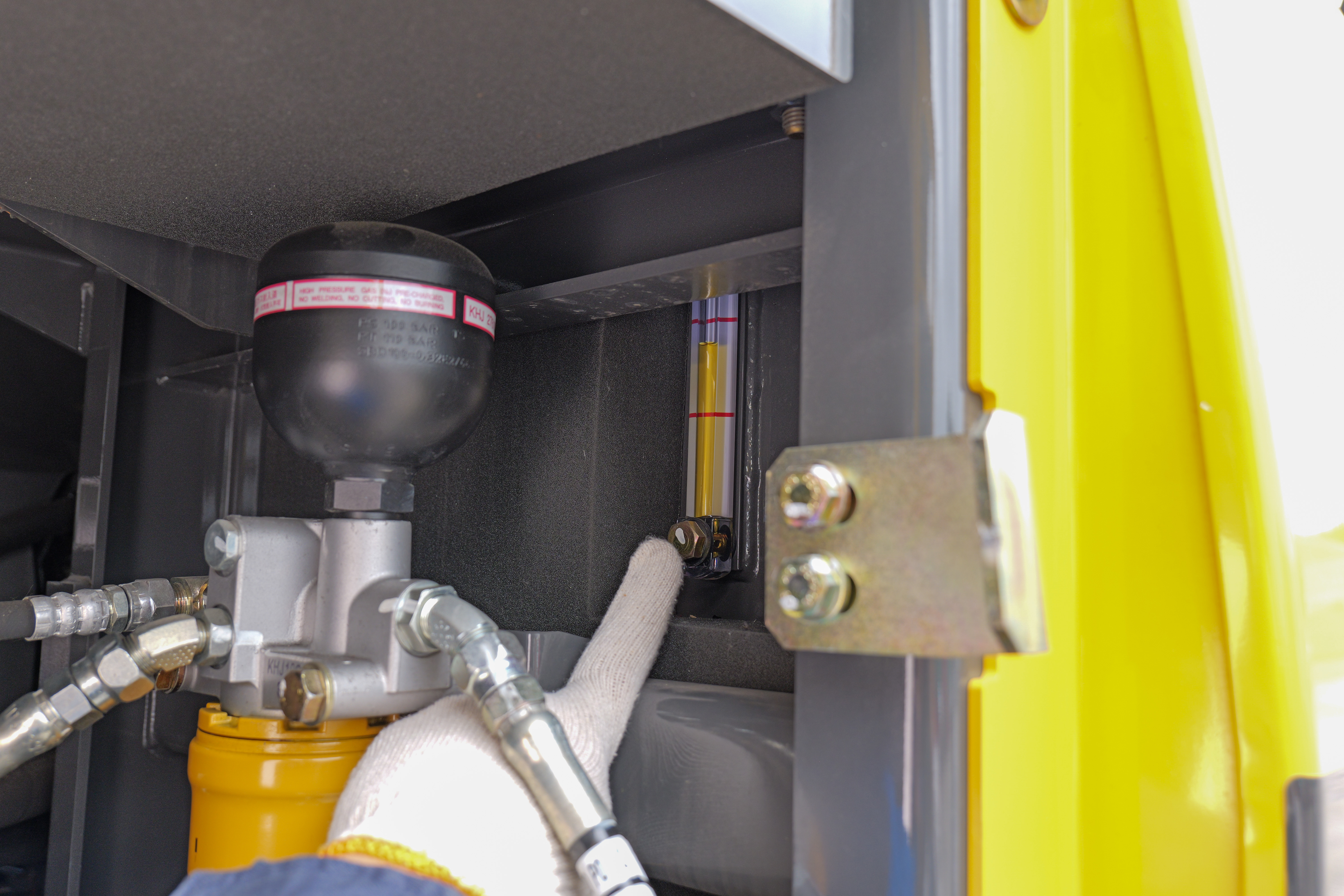 住友建機販売メンテナンス　作動油タンクの油量点検 （2）